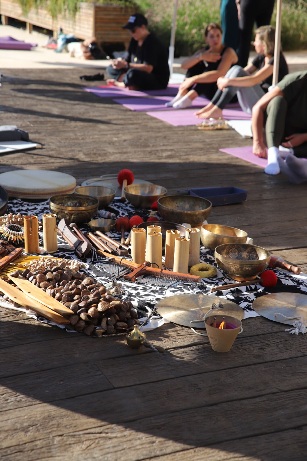 Les bols chantants avant le voyage sonore